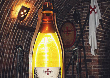 Charita sv. Alexandra vyrobila stojan na největší vinnou láhev v České republice