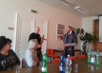 Žehnání kříže v Chráněném bydlení a povídání Otce Darka o Izraeli