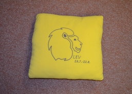 Polštář s výšivkou lev