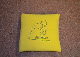 Polštář s výšivkou panna