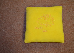 Polštář s výšivkou pozdrav