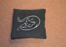 Polštář s výšivkou spící kočka