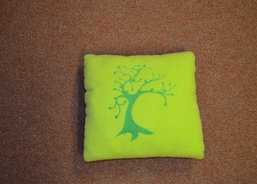 Polštář s výšivkou strom