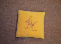 Polštář s výšivkou štír