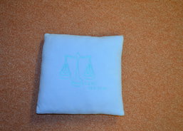 Polštář s výšivkou váhy