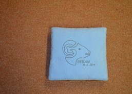 Polštář s výšivkou kozoroh