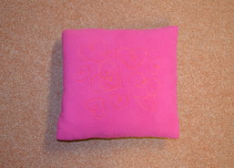 Polštář s výšivkou srdíčko