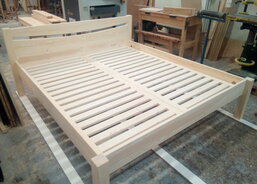 Postel z masivu v surovém stavu